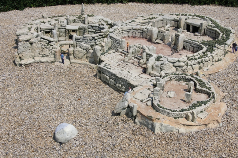 Модель храма Мнайдра